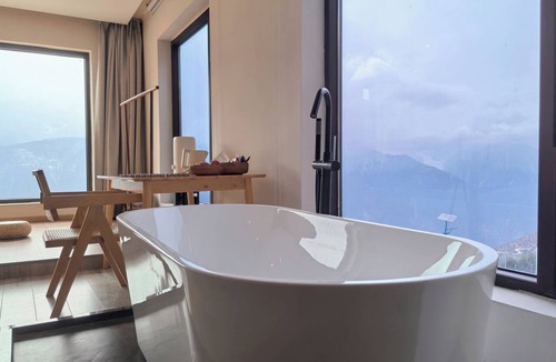 Deqen County Hotel | Wake UP IN SNOW MOUNTAIN
