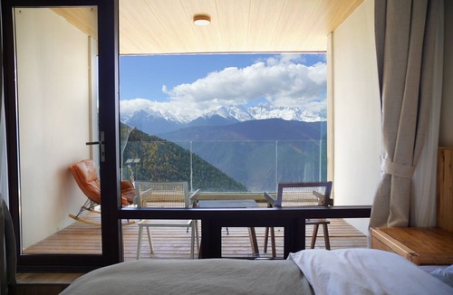 Deqen County Hotel | Wake UP IN SNOW MOUNTAIN