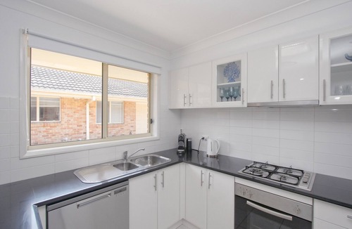 Ettalong Beach House | Walk to Ettalong beach close to shops KING BED