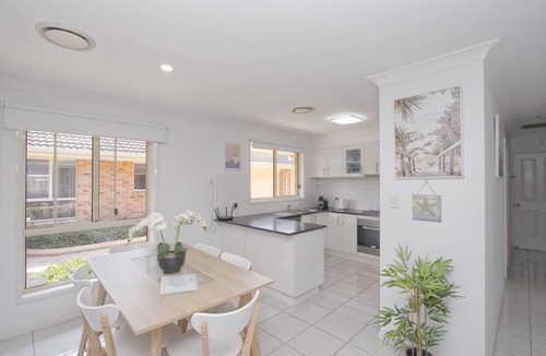 Ettalong Beach House | Walk to Ettalong beach close to shops KING BED