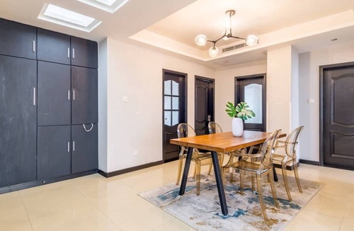 Huangpu Apartment | Walk to the bund, People Square, Xintiandi, Yuyuan Gardens
