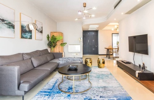 Huangpu Apartment | Walk to the bund, People Square, Xintiandi, Yuyuan Gardens