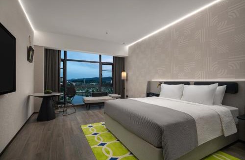 Jingmen Hotel | Wanda Moments Hotel Jingshan