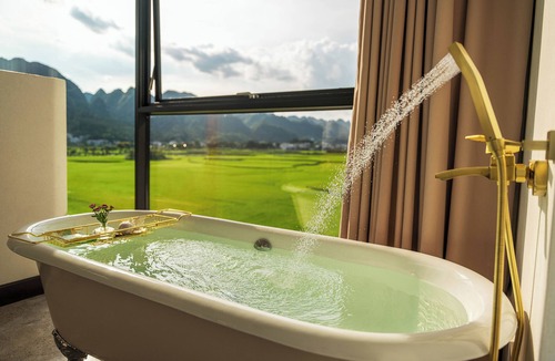 Xingyi Hotel | Wanfenglin Half Mountain View Hotel