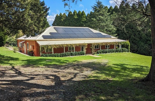 Bundanoon House | Warm, pet friendly home on large block