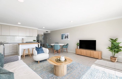 Sylvania Apartment | Waterfront King Bed Courtyard Apartment