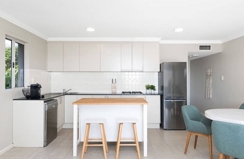 Sylvania Apartment | Waterfront King Bed Courtyard Apartment