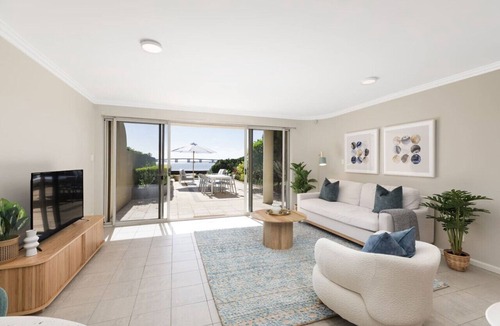Sylvania Apartment | Waterfront King Bed Courtyard Apartment