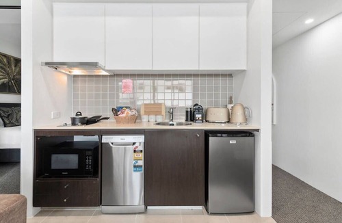 Cairns Central Business District Apartment | Waterfront Luxe Retreat w/Rooftop Pool & Gym