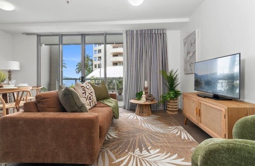 Cairns Central Business District Apartment | Waterfront Luxe Retreat w/Rooftop Pool & Gym