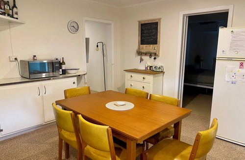 Lake Wangary House | Waterfront shack at peaceful Dutton Bay West, 5 mins to Farm Beach!