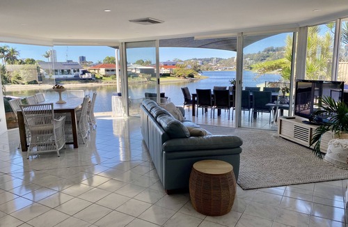 Burleigh Waters House | Waterfront Surprise! Lakeside fun, 5 mins from the beach