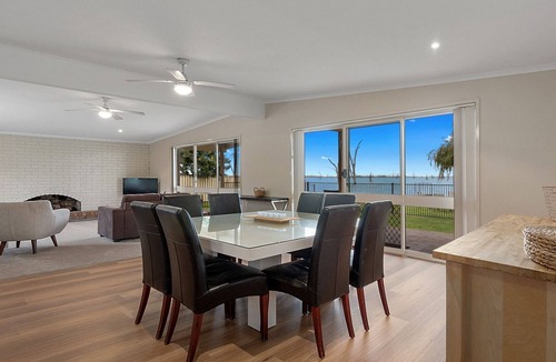 Mulwala House | Waterside Mulwala waterfront house with small boat ramp and jetty