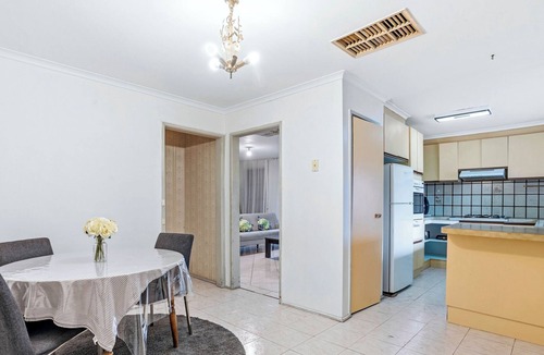 St. Albans House | Well-Located St Albans Stay with Fully Equipped Kitchen