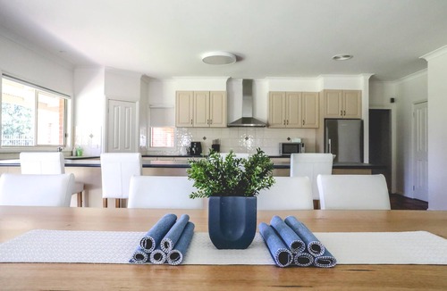 Echuca House | Wharparilla House - Echuca - Large family home with pool