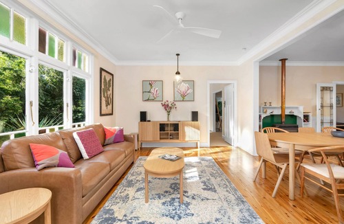 Bundanoon House | Willow Tree Cottage. Bright, Airy & Jazzy.