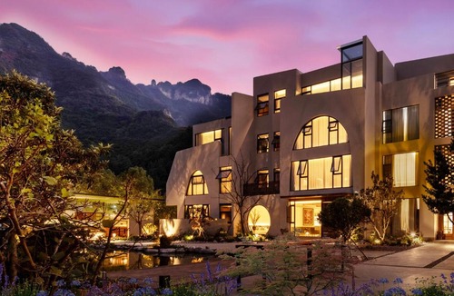 Yongding Hotel | WuYun Designer Boutique Hotel Closest to Tianmen & Fox Fairy Show