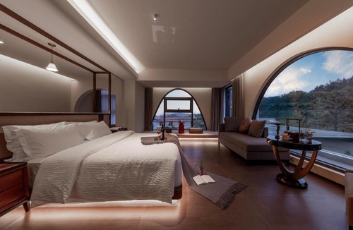 Yongding Hotel | WuYun Designer Boutique Hotel Closest to Tianmen & Fox Fairy Show