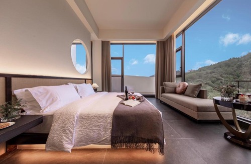 Yongding Hotel | WuYun Designer Boutique Hotel Closest to Tianmen & Fox Fairy Show