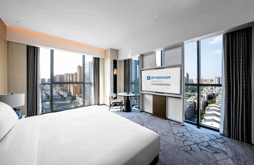 Shizhong District Hotel | Wyndham Leshan Downtown