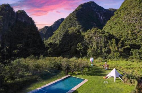 Yangshuo House | Yangshuo Cloud Hotel - View King Size Bed - Private Bathtub - Endless Pool - Lawn and Surrounded - Western Breakfast