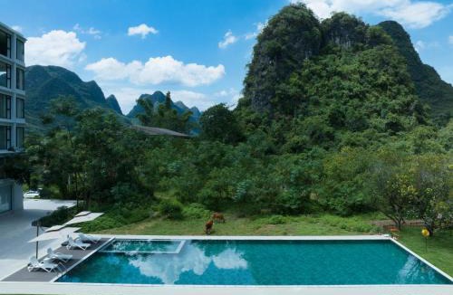 Yangshuo House | Yangshuo Cloud Hotel - View King Size Bed - Private Bathtub - Endless Pool - Lawn and Surrounded - Western Breakfast