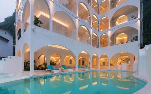 Ten Mile Gallery Hotel | Yangshuo MINOS Hotel-Inspired by Santorini design, Entrance of Ten-Mile Gallery,Free Laundry,Itinerary Hepler,Book Tickets in Advance,E Scooter Service