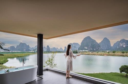 Yangshuo Hotel | Yangshuo Riverscape Retreat beside the Yulong River & swimming pool