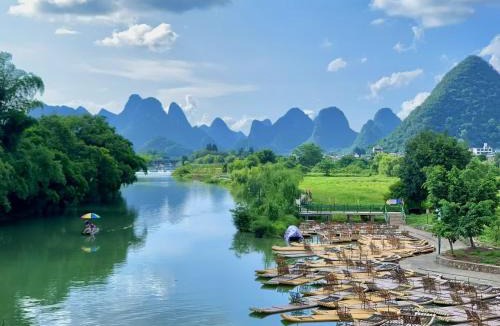 Yangshuo Hotel | Yangshuo Riverscape Retreat beside the Yulong River & swimming pool