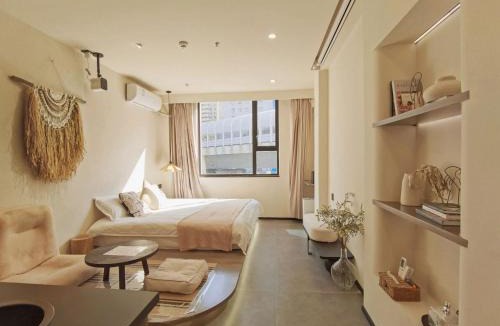 Haining Road Apartment | 忆-SH Cinema Serviced Independent Apartment B&B-Near East Nan Jing Road-People's Square-line8&12