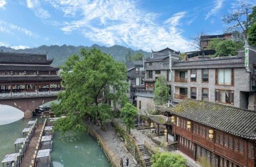 Fenghuang House | YiQuan RIVERVIEW B&B
