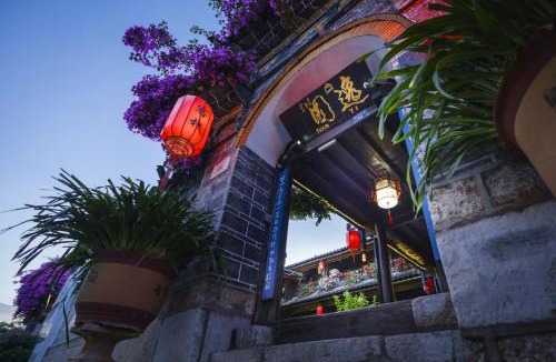 Dayan Old Town Hotel | Yiyuan Snow Mountain View Historical Naxi House - Lijiang Old Town Mufu Branch - English service and tour arrangement