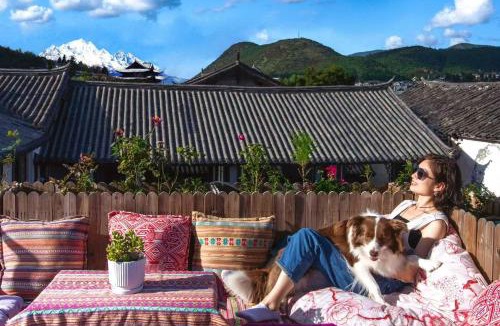 Dayan Old Town Hotel | Yiyuan Snow Mountain View Historical Naxi House - Lijiang Old Town Mufu Branch - English service and tour arrangement