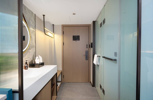 Haizhu Hotel | Yizhi Hotel Changgang Metro Station - Free Shuttle Bus during Canton Fair