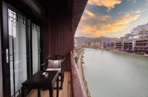 Fenghuang Hotel | Yueying Tuojiang Riverview Homestay(Phoenix Ancient City)