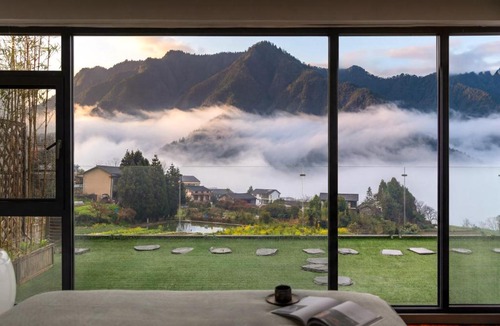 Wulingyuan Hotel | Yuezhu-Peak Cloud-Free pick-up service of 2 nights ,5-minute walk to The Zhangjiajie Forest Park,Free Western breakfast & coffee &self-laundry and drying,english service
