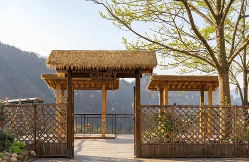 Wulingyuan Hotel | Yuezhu-Peak Cloud-Free pick-up service of 2 nights ,5-minute walk to The Zhangjiajie Forest Park,Free Western breakfast & coffee &self-laundry and drying,english service