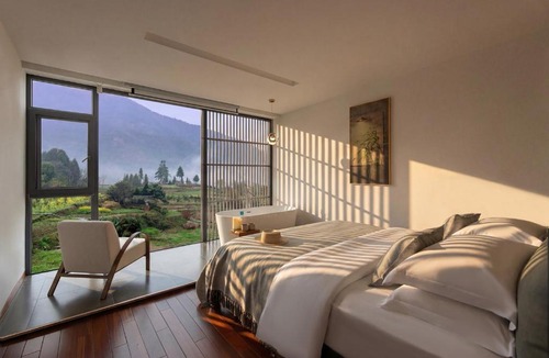 Wulingyuan Hotel | Yuezhu-Peak Cloud-Free pick-up service of 2 nights ,5-minute walk to The Zhangjiajie Forest Park,Free Western breakfast & coffee &self-laundry and drying,english service