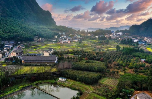 Wulingyuan Hotel | Yuezhu-Peak Cloud-Free pick-up service of 2 nights ,5-minute walk to The Zhangjiajie Forest Park,Free Western breakfast & coffee &self-laundry and drying,english service