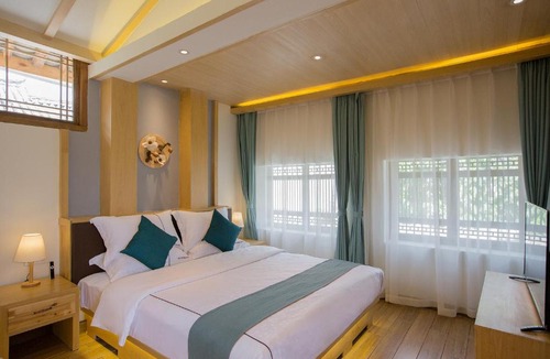 Dayan Old Town Hotel | Yuezhu Xuan Zen Boutique Resort Lijiang Ancient Town,Naxi courtyard Near Mu's Palace and Zhongyi Market and Sifang St,English Host and Travel Assistant,Free Airport Pickup for 3 nights and Luggage Service,Daily Western and Chinese Breakfast