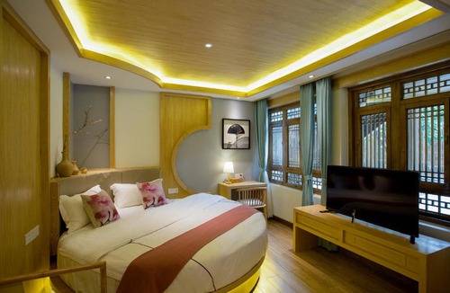Dayan Old Town Hotel | Yuezhu Xuan Zen Boutique Resort Lijiang Ancient Town,Naxi courtyard Near Mu's Palace and Zhongyi Market and Sifang St,English Host and Travel Assistant,Free Airport Pickup for 3 nights and Luggage Service,Daily Western and Chinese Breakfast