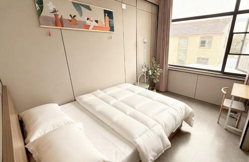 Pudong Hotel | 云巷酒店Shanghai Yunxiang Hotel provides 24-hour and 7-day airport pick-up and drop-off service round-the-clock butler service available at your request anytime elegant peaceful courtyard, we uphold the service tenet that guests are our top priorit