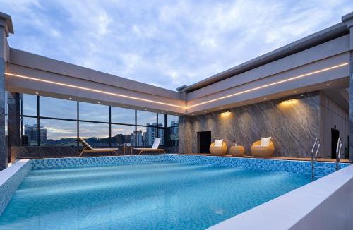 Fenghuang Hotel | Yunmeng Riverview Hotel-Newly Opened 2026 Free Pick-up Service Rooftop Infinity Pool Kids Playground On-site Café Near Fenghuang Scenic Area