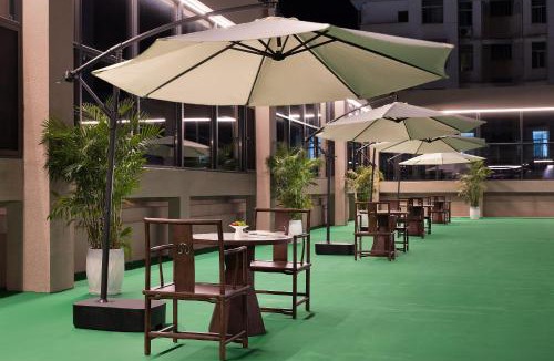 Fenghuang Hotel | Yunmeng Riverview Hotel-Newly Opened 2026 Free Pick-up Service Rooftop Infinity Pool Kids Playground On-site Café Near Fenghuang Scenic Area