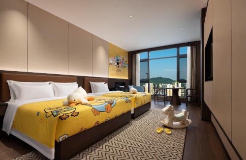 Fenghuang Hotel | Yunmeng Riverview Hotel-Newly Opened 2026 Free Pick-up Service Rooftop Infinity Pool Kids Playground On-site Café Near Fenghuang Scenic Area