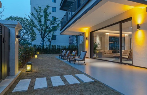 Wulingyuan Hotel | Zhangjiajie 101 Courtyard offers free coffee,complimentary shuttle service to the East Gate of the Forest Park for guests staying two nights, free self-service laundry and drying facilities, and paid pick-up and drop-off services from the high
