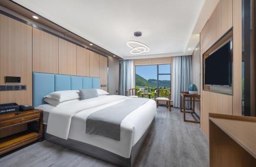 Wulingyuan Hotel | Zhangjiajie Boman Smart Hotel -10min to Forest Park East Gate & English Butler & Tour Tickets-The pool opens in the summer