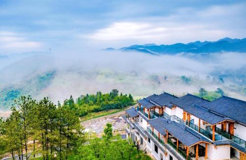Wulingyuan Hotel | Zhangjiajie Fantasy Valley Resort Customized travel itineraries free shuttle service to the North and West Gates of the National Forest Park, and complimentary traditional ethnic costume try-on