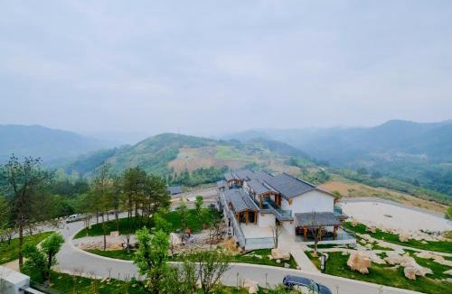 Wulingyuan Hotel | Zhangjiajie Fantasy Valley Resort Customized travel itineraries free shuttle service to the North and West Gates of the National Forest Park, and complimentary traditional ethnic costume try-on