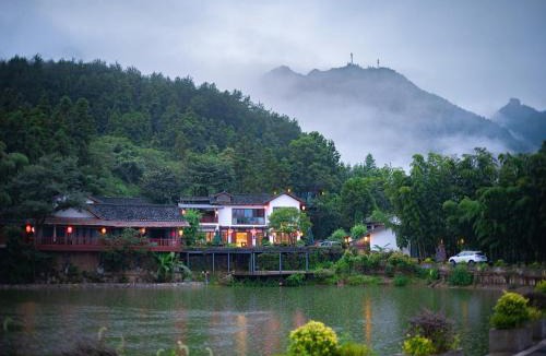 Wulingyuan Hotel | Zhangjiajie Ldyllic Pondside Timber Lodge Resort - Wulingyuan, Courtyard View, Free Airport Pickup & Travel Services